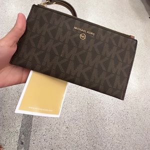 MICHAEL KORS JET SET LARGE WRISTLET